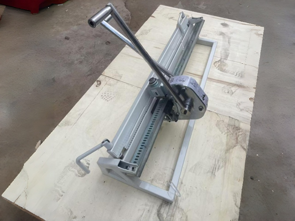 1000型手扳钉扣机