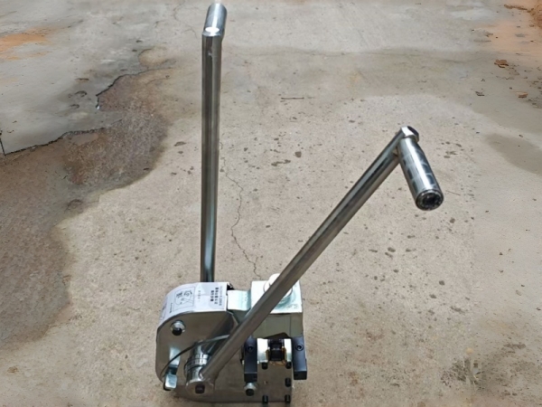 手扳钉扣机机头2000型